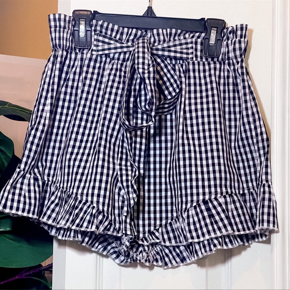 💙🆕Shein black and white stripped shorts with a tie size S